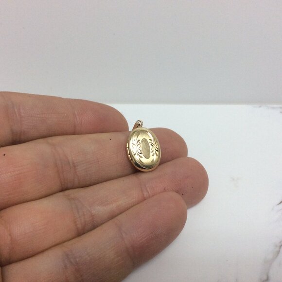 Ladies 14k Yellow Real Gold Oval opening Locket Charm Pendant 2.10 grams - Picture 4 of 7